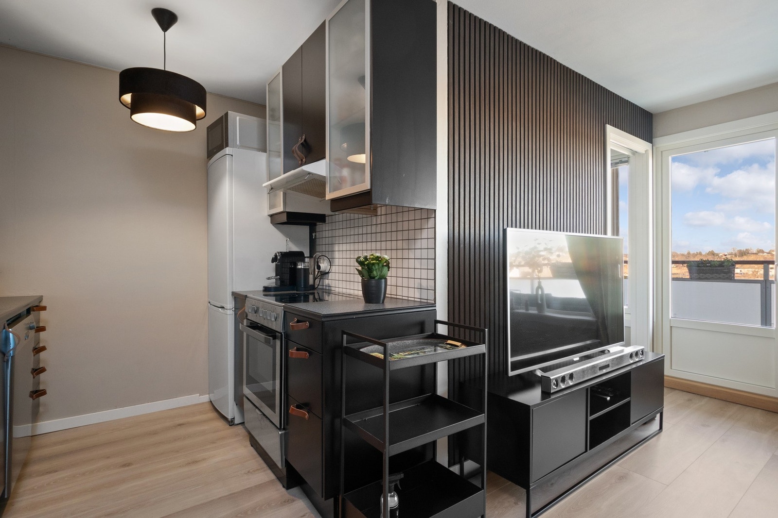 Av hvitevarer har kjøkkenet komfyr, oppvaskmaskin og en kombinert kjøl/frys, og disse medfølger i handelen. Galleribilde