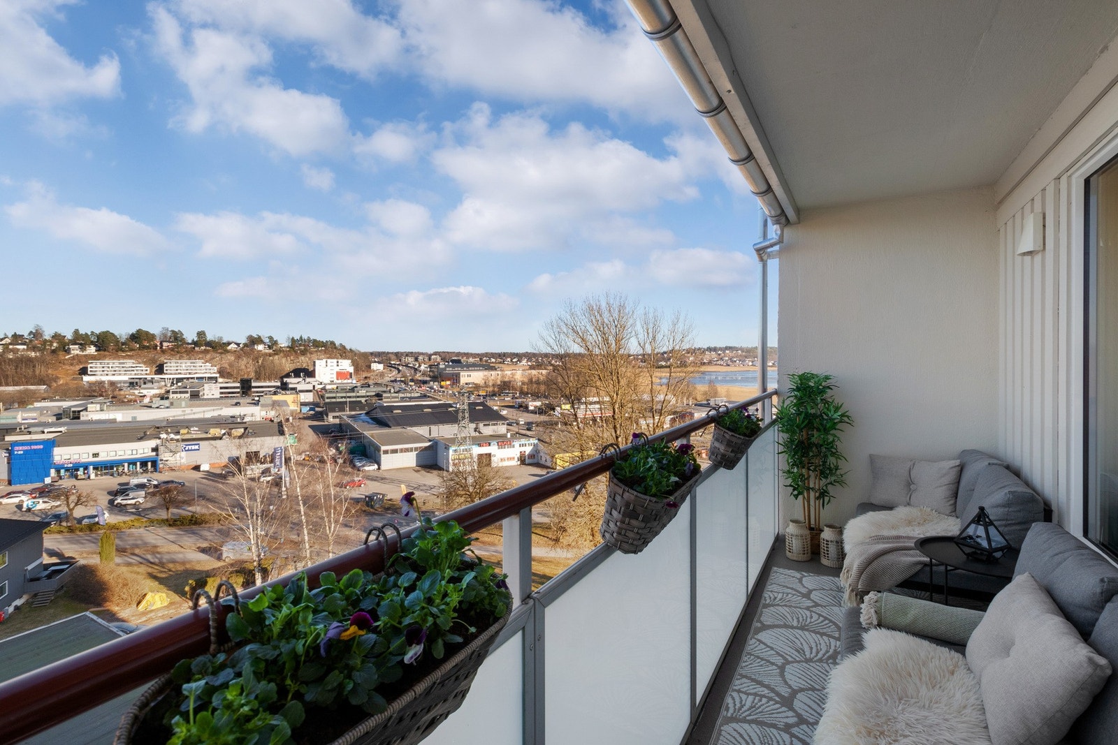 Leiligheten ligger i åttende etasje, og fra stuen er det utgang til en overbygd balkong med morgen- og formiddagssol. Galleribilde