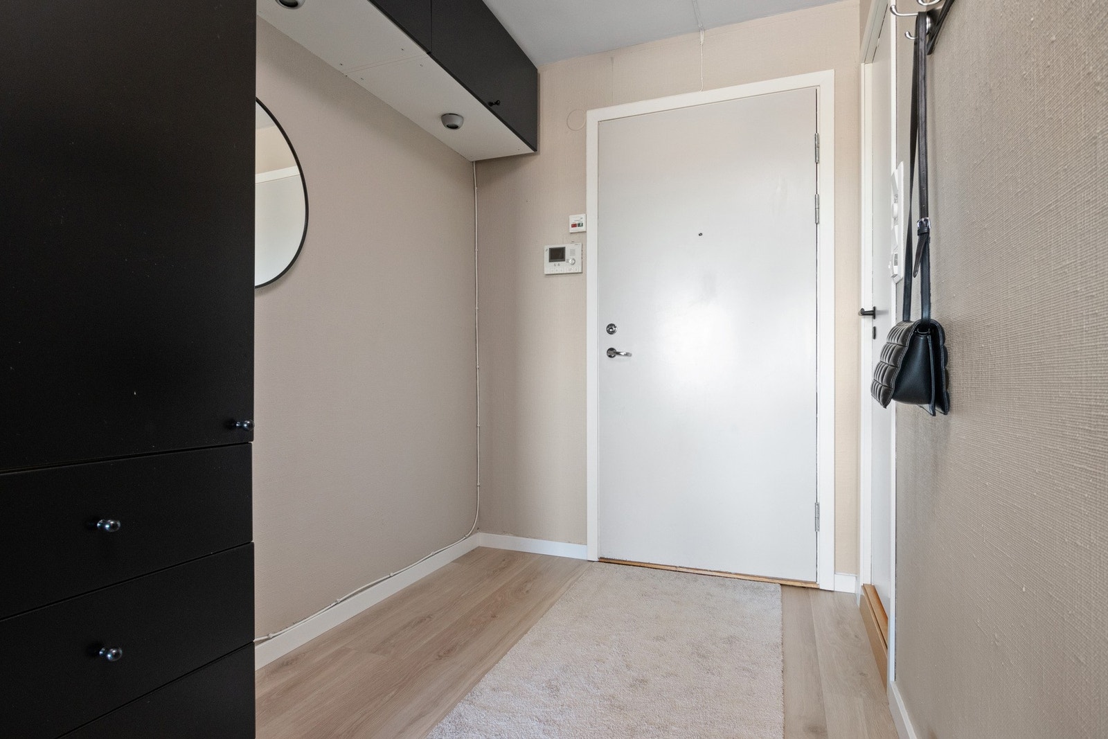 I tillegg til høyskapet er det også tilhørende veggskap, og under skapene er det rom for ytterligere garderobeløsninger. Galleribilde