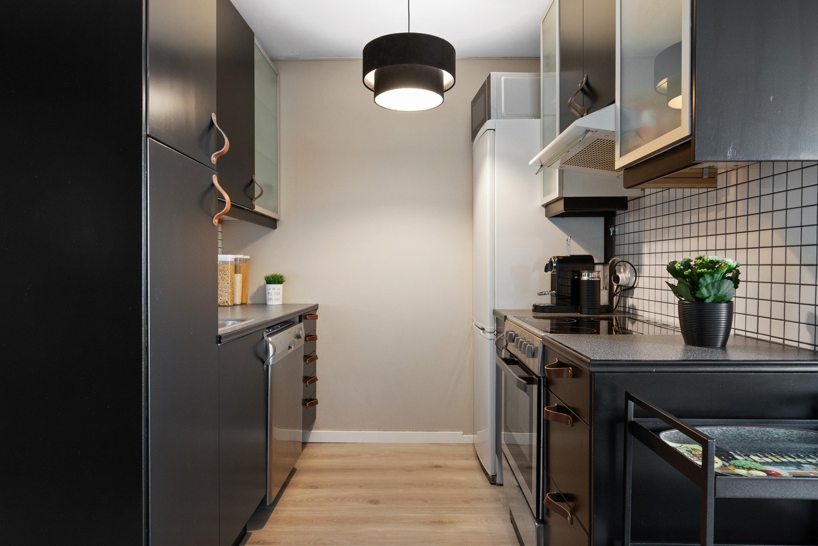 Kjøkkenet er røft og ligger tilbaketrukket, med god skap- og skuffeplass langs to vegger. Galleribilde