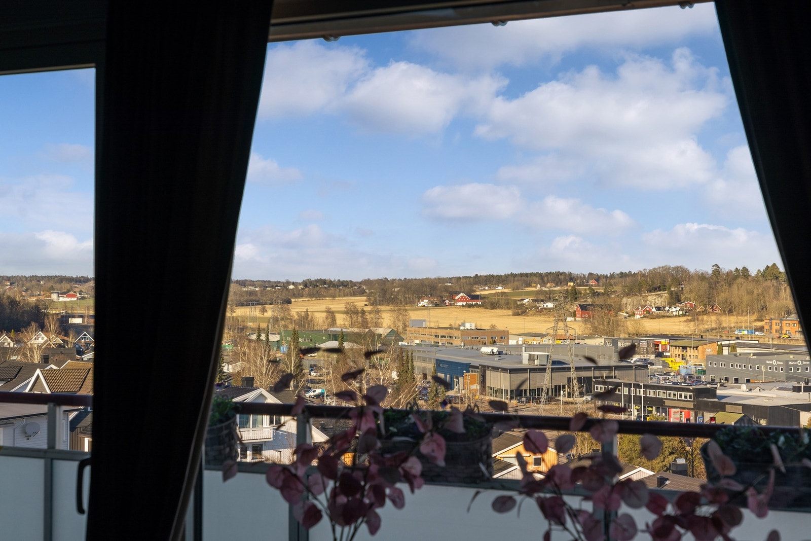 Fra stuen har du vidstrakt utsikt. Galleribilde