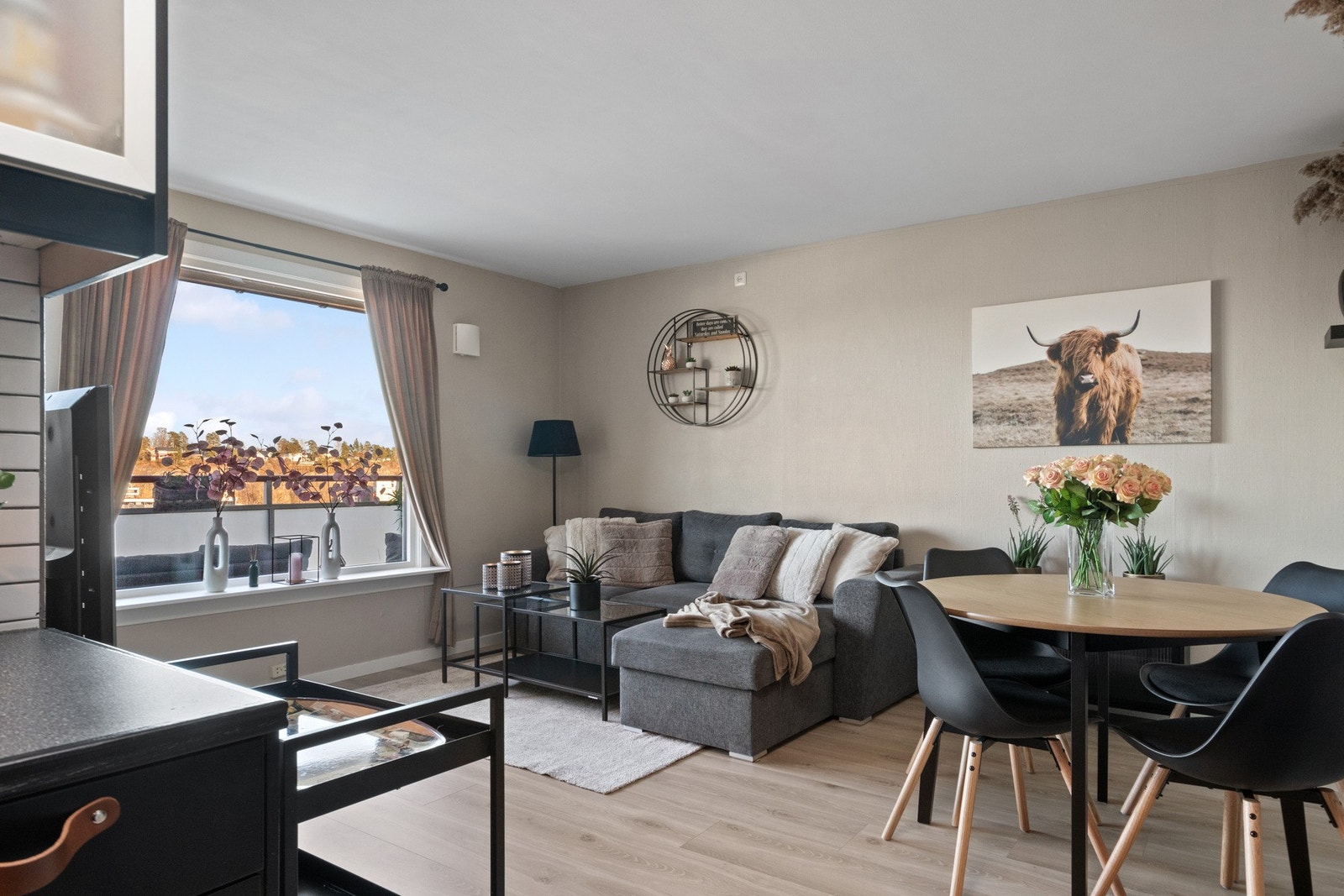 Overflatene er malt og listene skiftet. Galleribilde