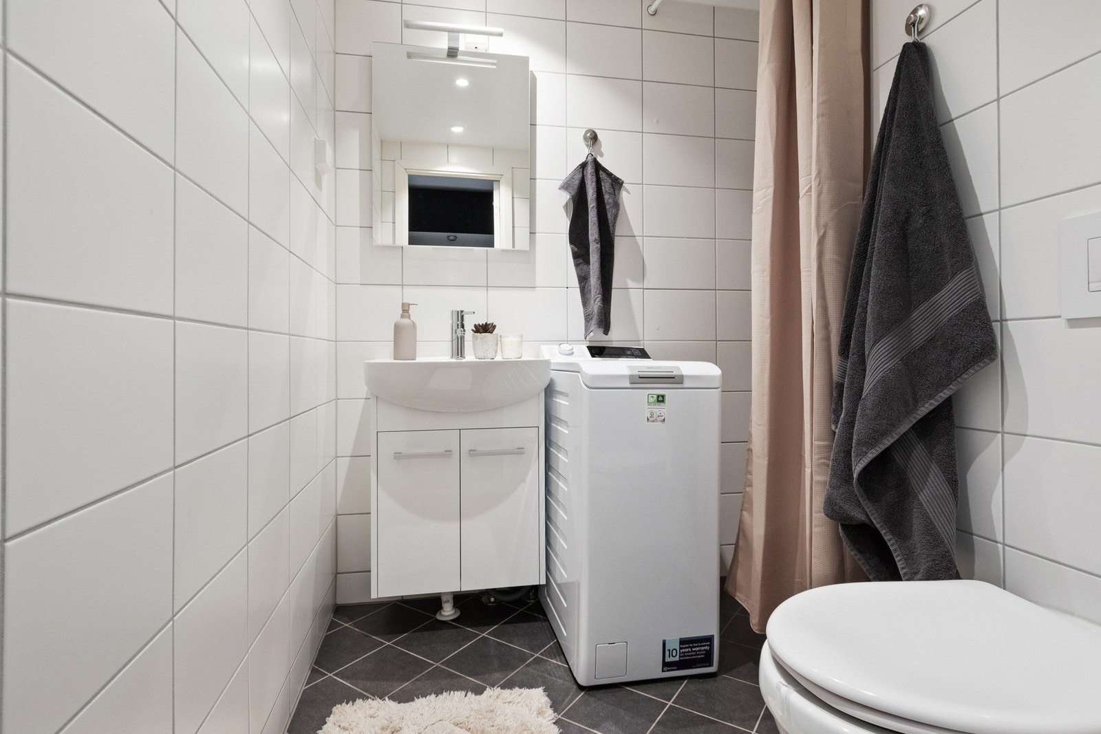 Leiligheten har et delikat bad, pusset opp i regi av borettslaget rundt 2019. Galleribilde