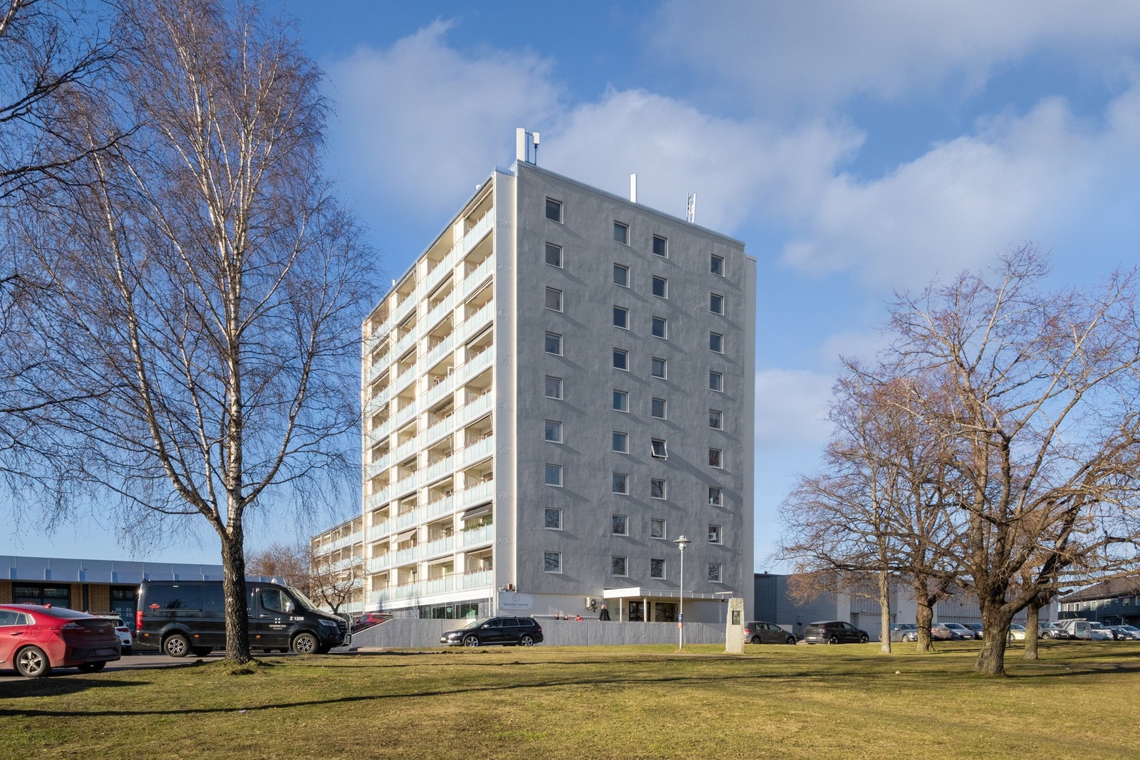 Fasaden på bygget er oppgradert, og arbeidet inkluderte bl.a. nye vinduer og balkongdører. Galleribilde