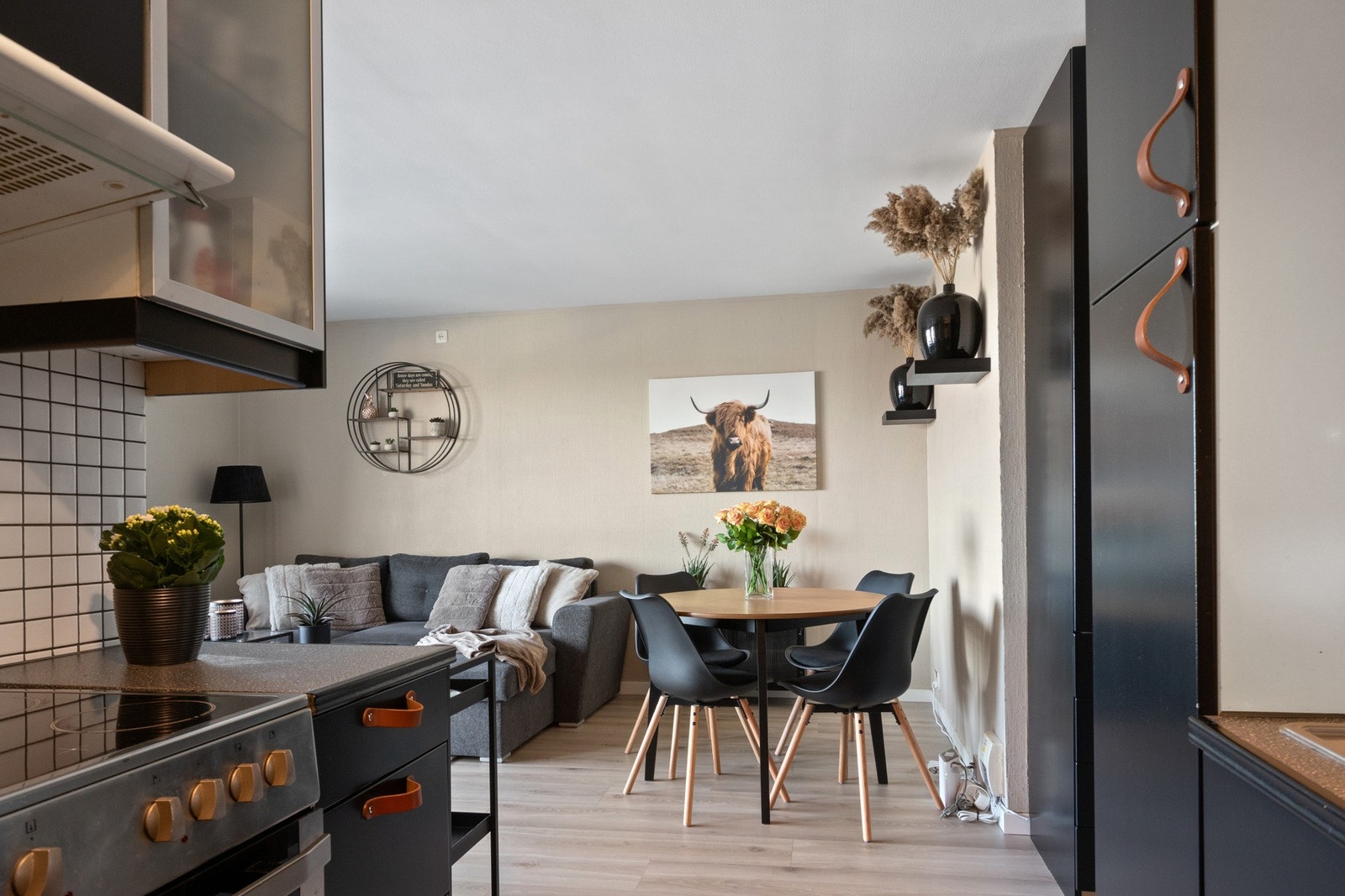 Leiligheten er smakfullt pusset opp i senere tid, og et nytt 1-stavs laminatgulv er gjennomgående. Galleribilde