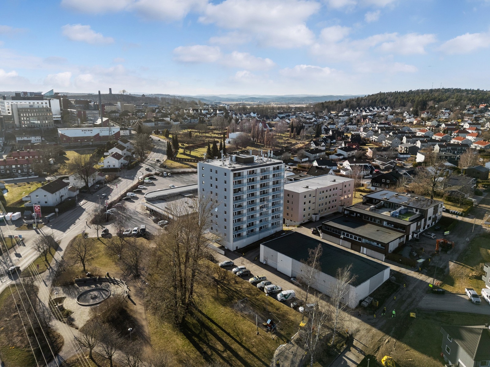 Beliggenheten er strålende; sentrumsnær med gangavstand til togstasjon og kjøpesenter. Galleribilde