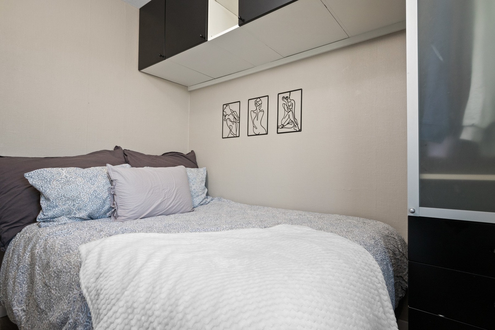 Arealet er godt utnyttet i alkoven, med skap oppført over og ved siden av den avsatte plassen for seng. Galleribilde