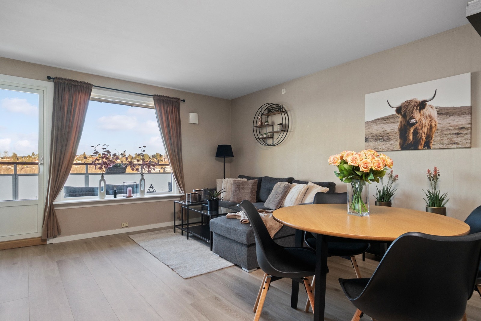 Lekkert oppusset og moderne leilighet med bl.a. arealeffektiv planløsning og panorama utsikt. Galleribilde