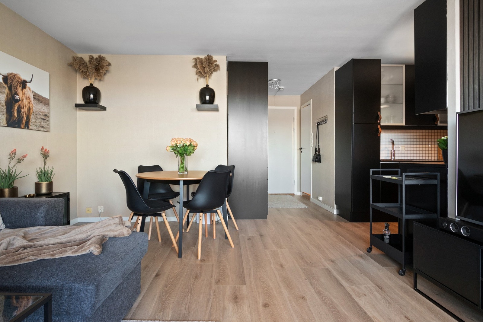 Stuen har en åpen og luftig atmosfære, noe som gir en følelse av at leiligheten er større. Galleribilde