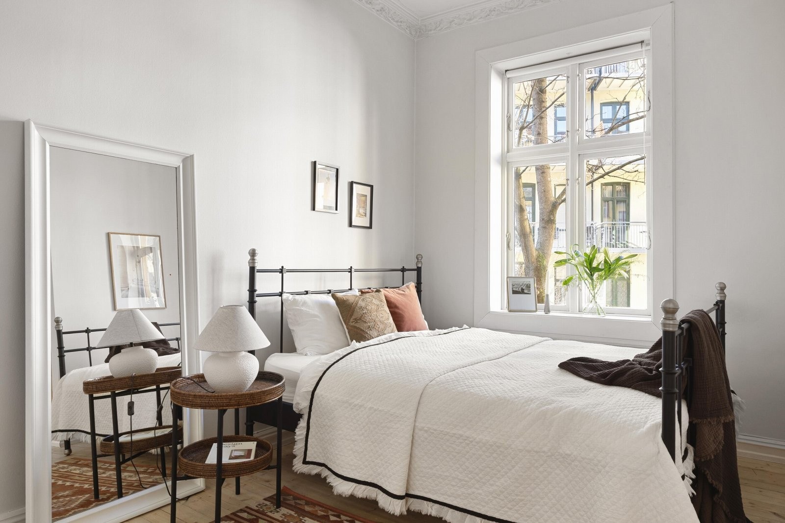 Stort soverom med god plass til dobbeltseng og oppbevaring av klær i praktisk garderobeskap Galleribilde