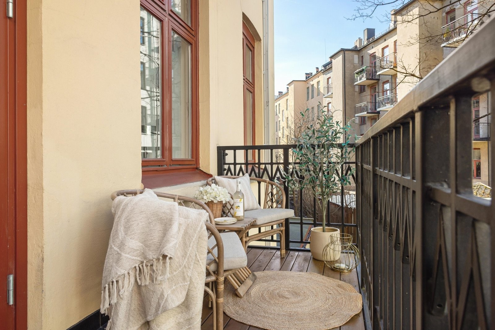 Flott balkong på 4,3m² med plass til sittegruppe og hyggelig beplantning Galleribilde