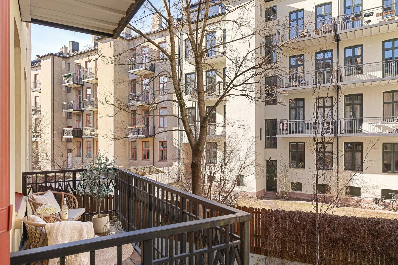 Dette er en pen og klassisk 2-roms selveierleilighet i byggets 2. etasje som ligger svært rolig til i indre gårdsrom Galleribilde