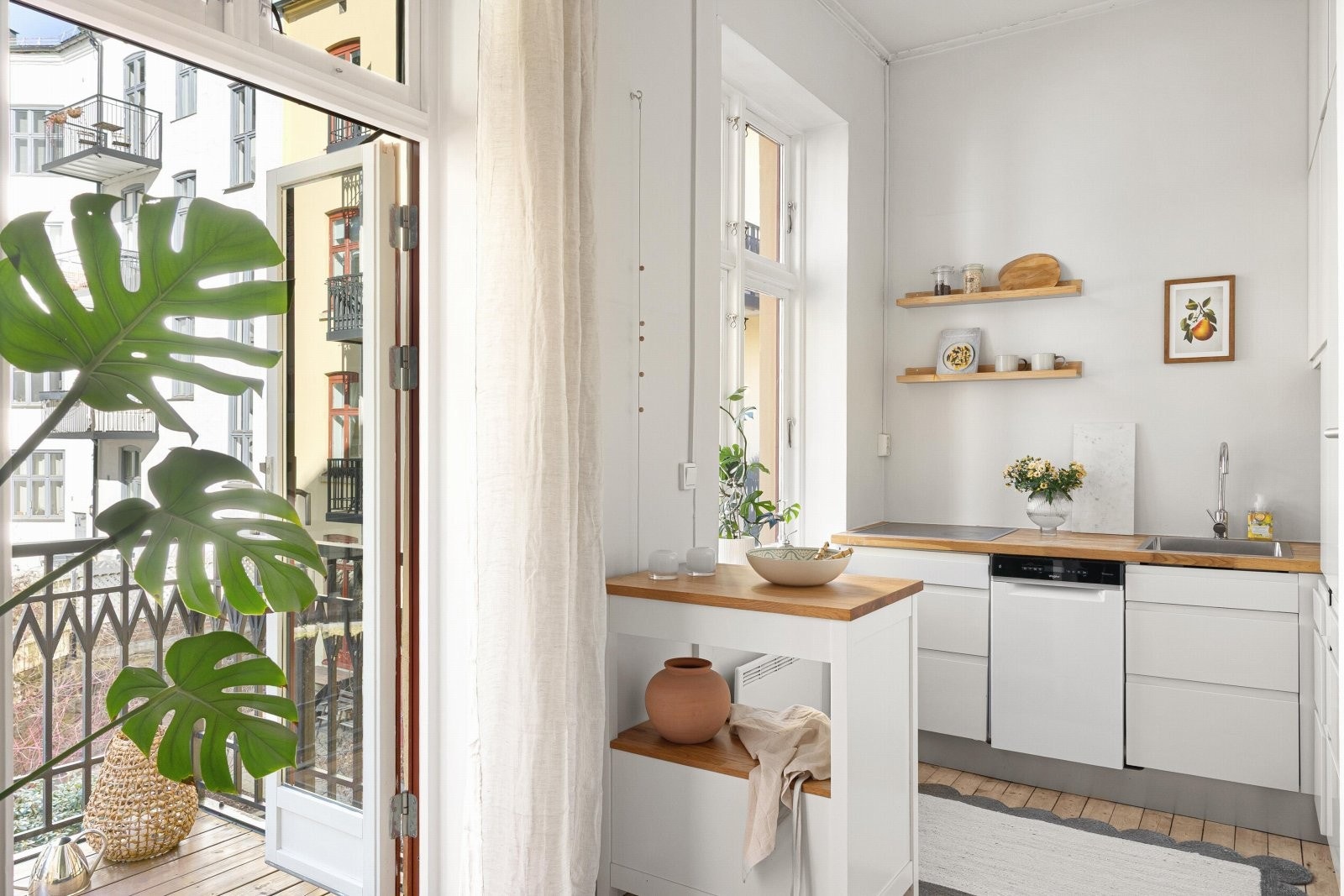 Separat kjøkken med stort vindu ut mot bakgård Galleribilde