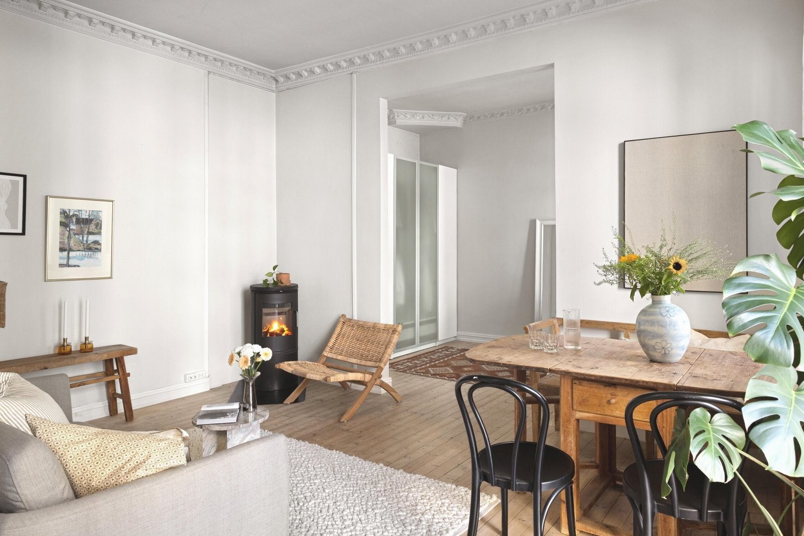 Takhøyden er målt til hele 3,07 meter i stuen og gir en svært luftig atmosfære med de store vinduene på rad Galleribilde