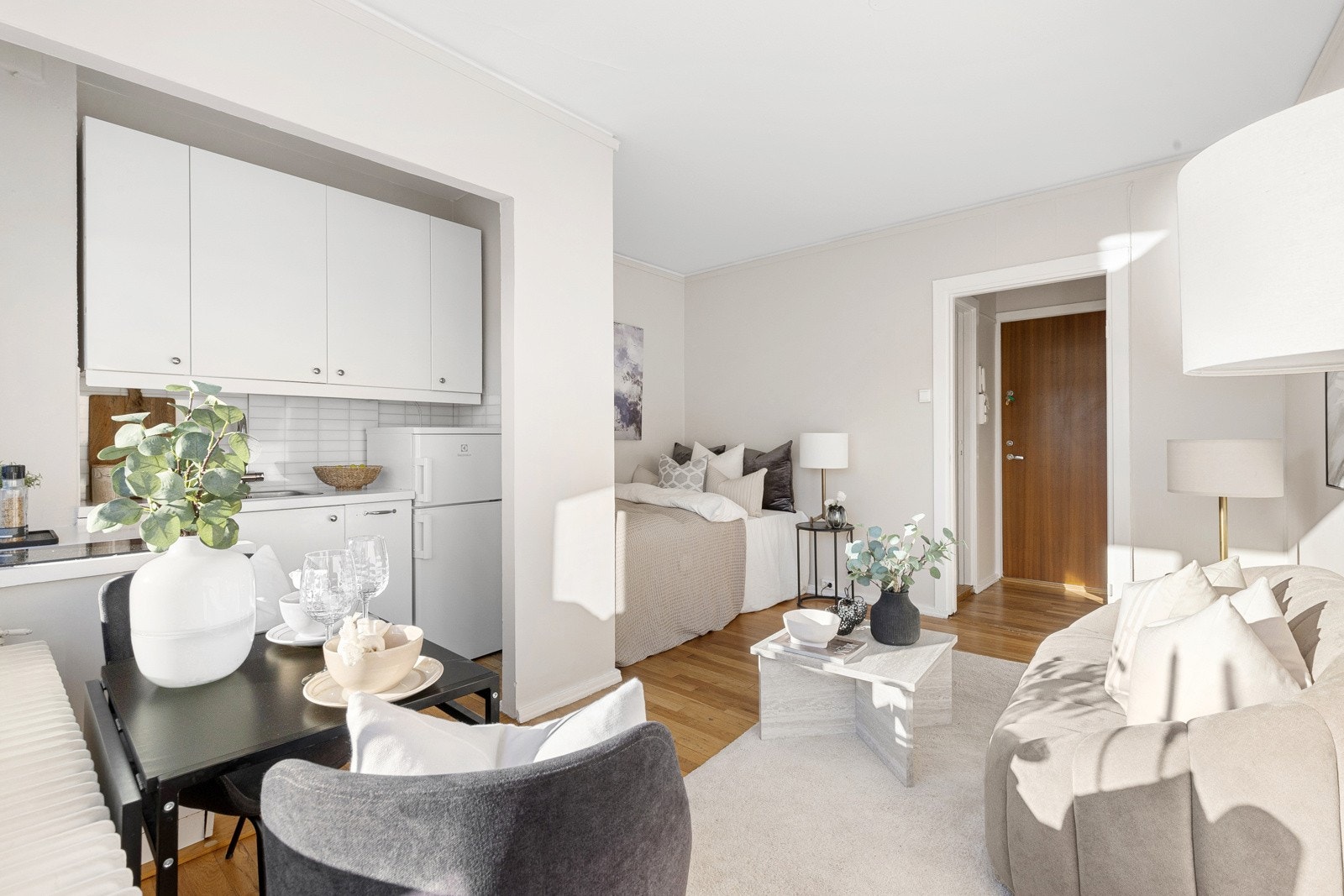 Her er det plass til sofa og seng. Det er plassert en garderobe i entreen Galleribilde