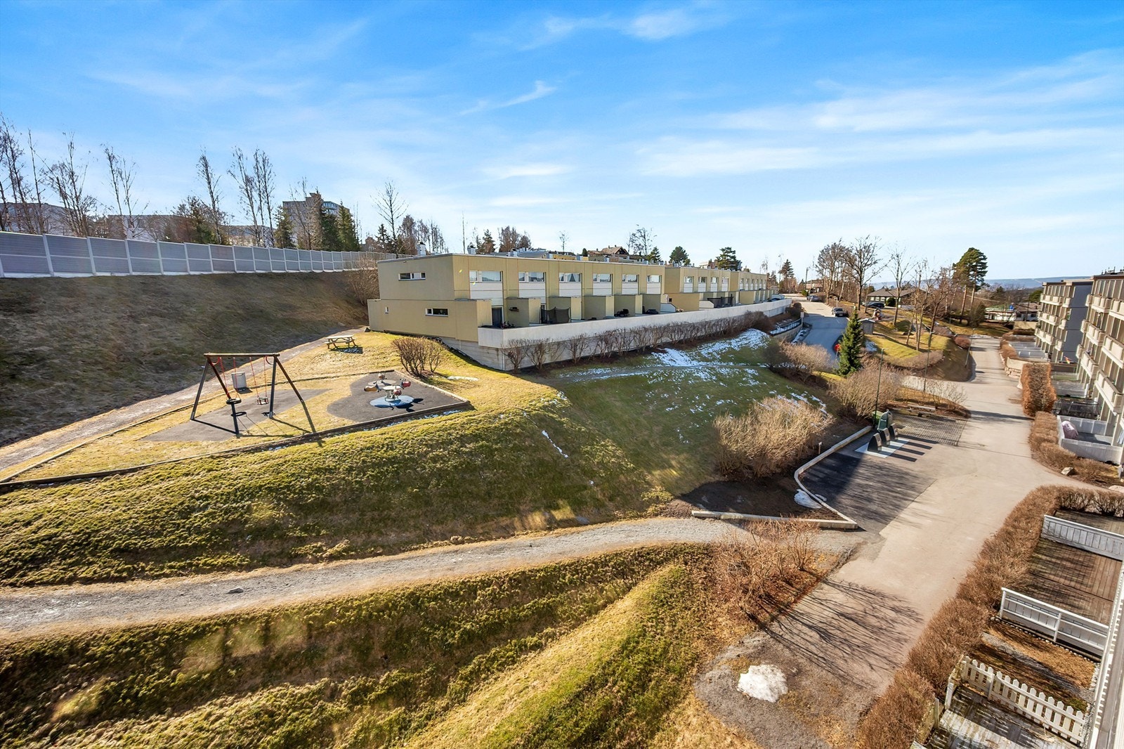 Luftig og fin utsikt fra balkong og stue. Galleribilde