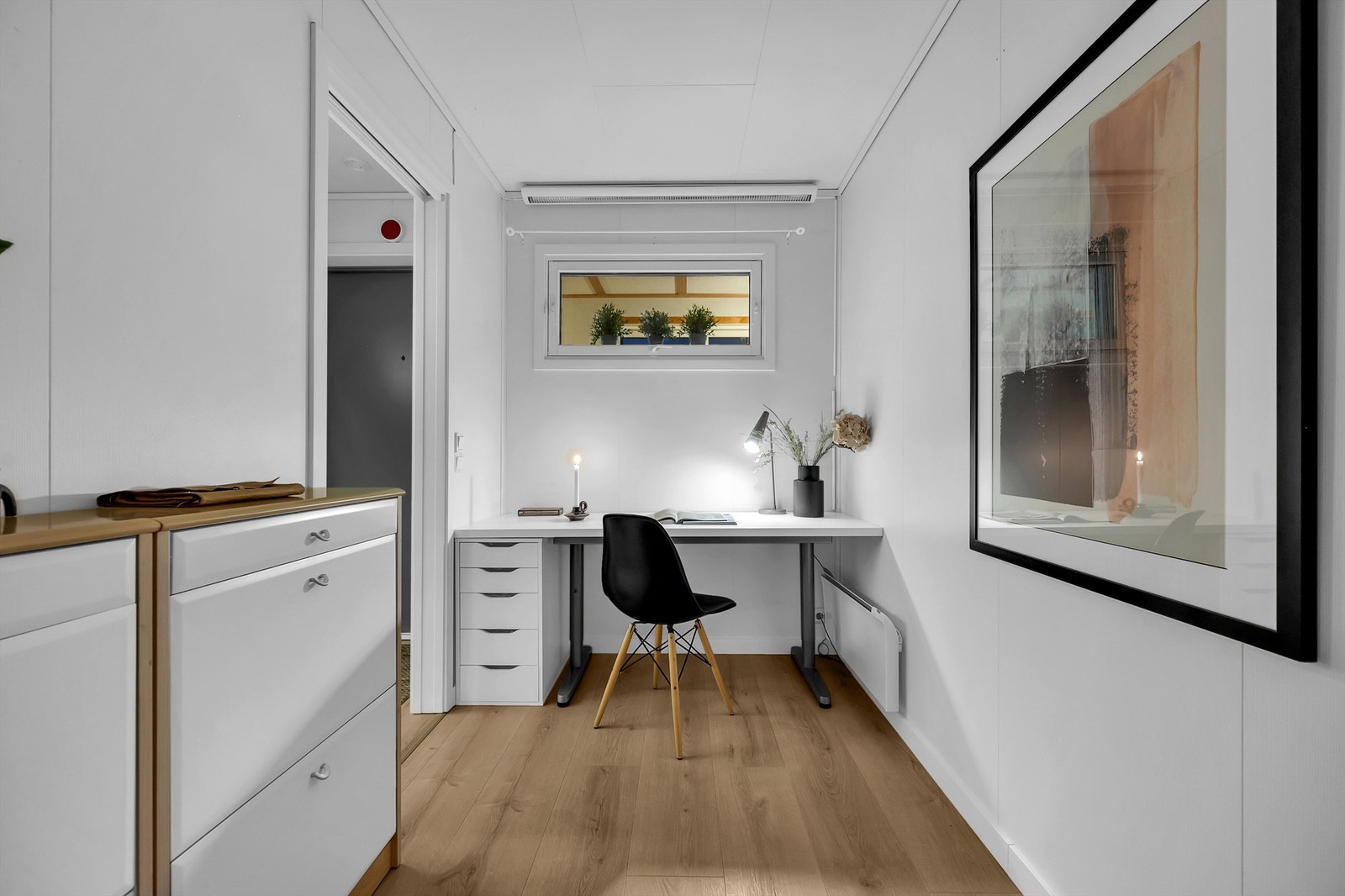 Soverom 2 er praktisk innredet som hjemmekontor. Galleribilde