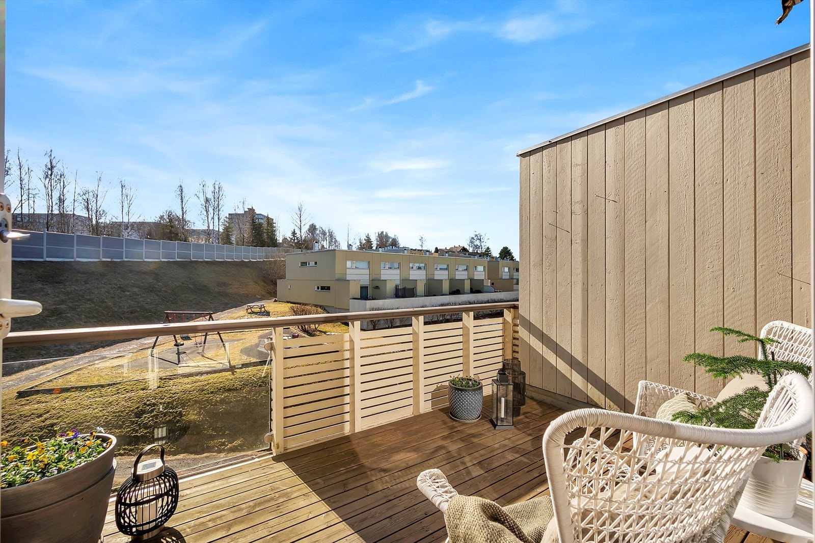 Sydvendt balkong på 8 kvm.
Her får du besøk av solen fra ca 10.00-17.00 sommerstid. Galleribilde