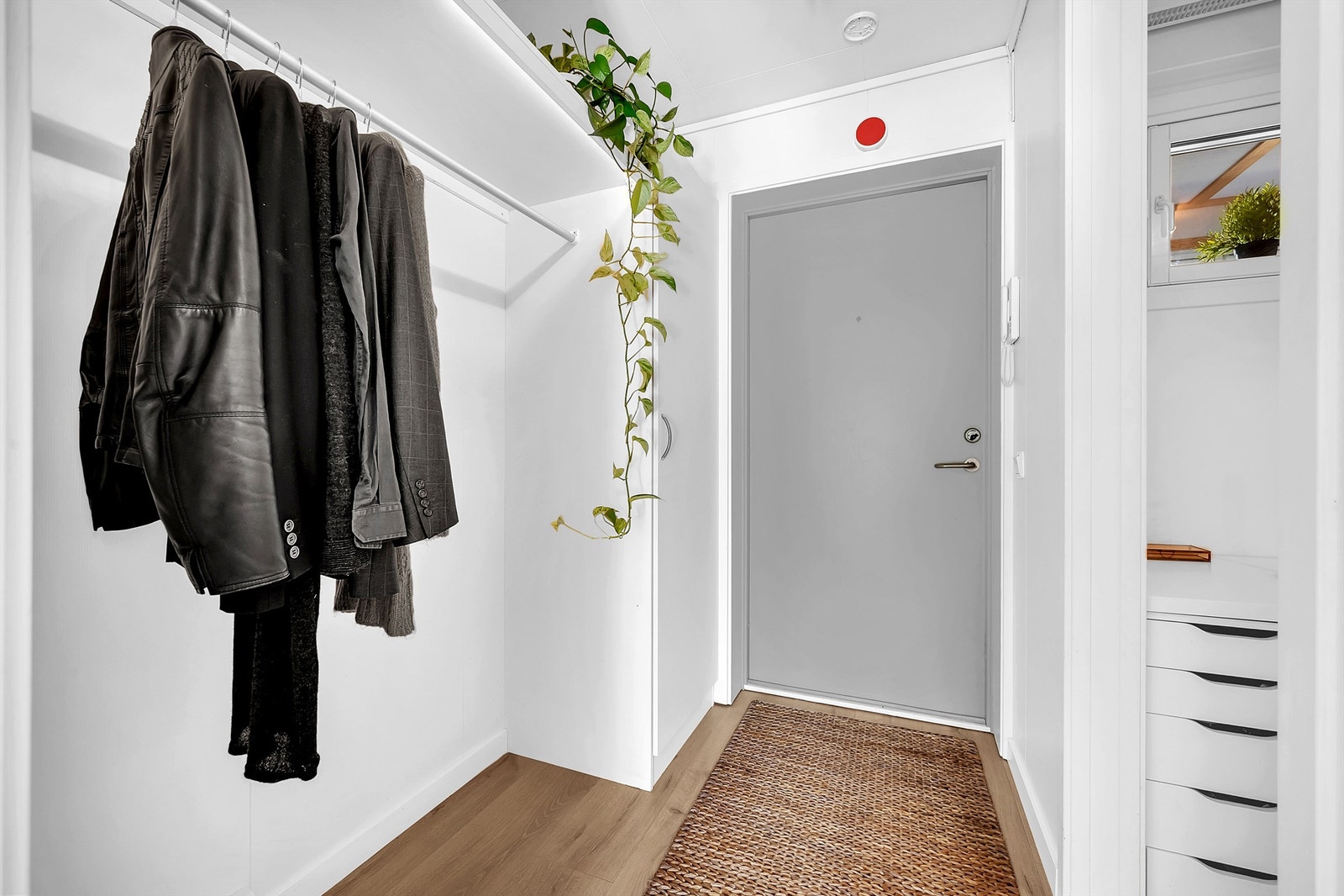 Heisen tar deg opp til 4.etasje/toppetasjen.
Entré - velkommen inn! Galleribilde