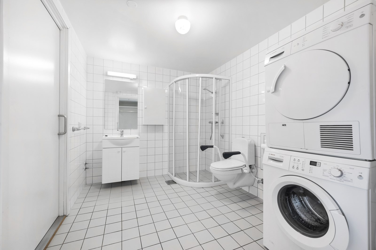Videre er det adkomst til badet. Her får kjøper et lyst flislagt baderom med varmekabler i gulv. Galleribilde