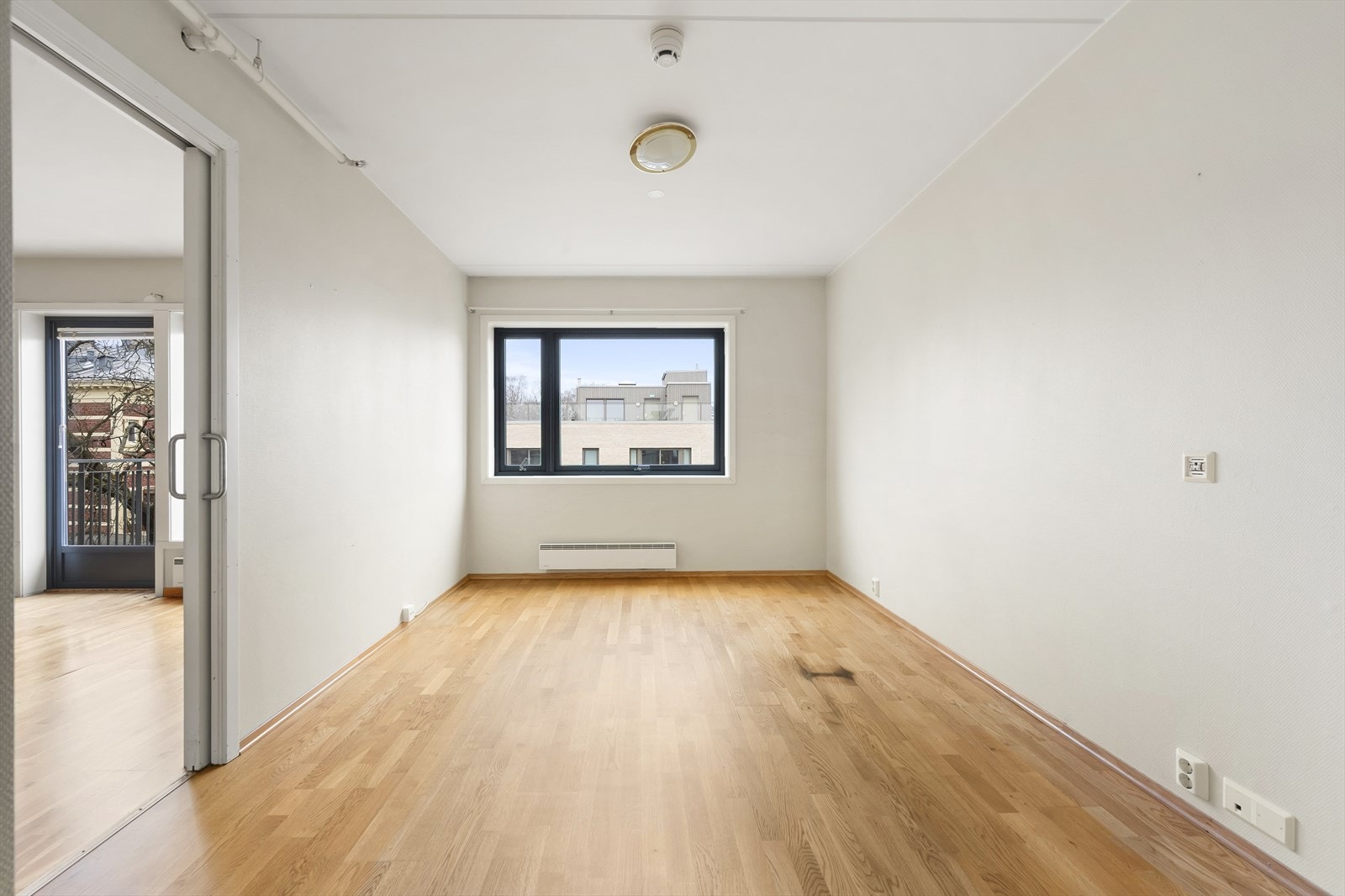 Soverom med rikelig med naturlig lysinnslipp. Galleribilde