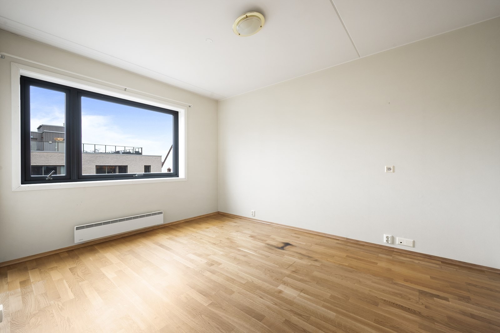 Rommet er av god størrelse med plass til dobbeltseng, nattbord og annet ønsket møblement. Galleribilde