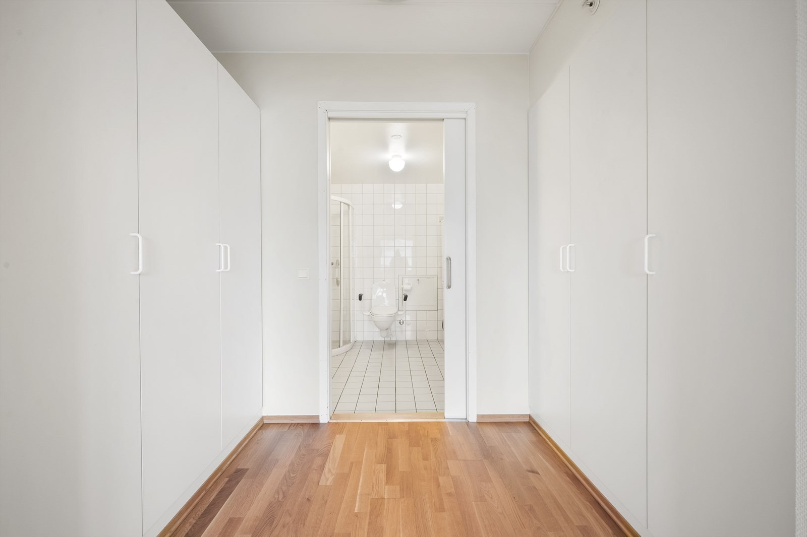 Soverom er tilknyttet egen garderobe og baderom. Galleribilde