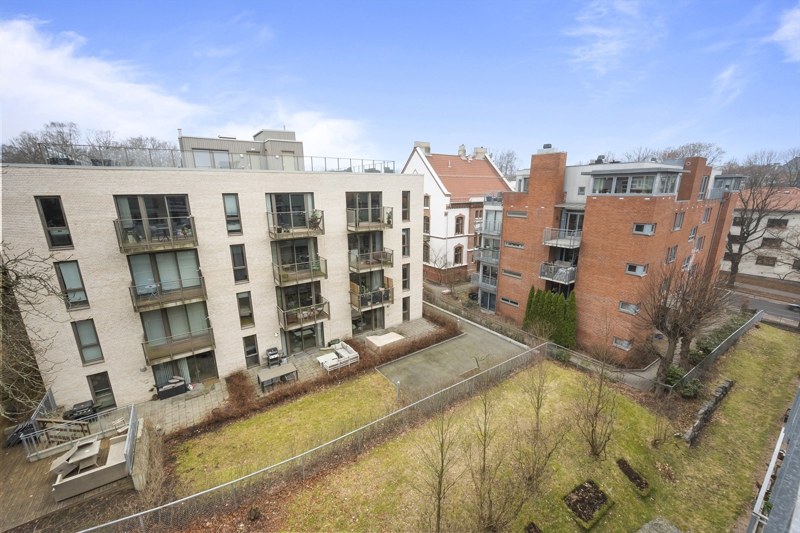 Balkong er vendt ut mot hyggelig bakgård med rolige omgivelser. Galleribilde