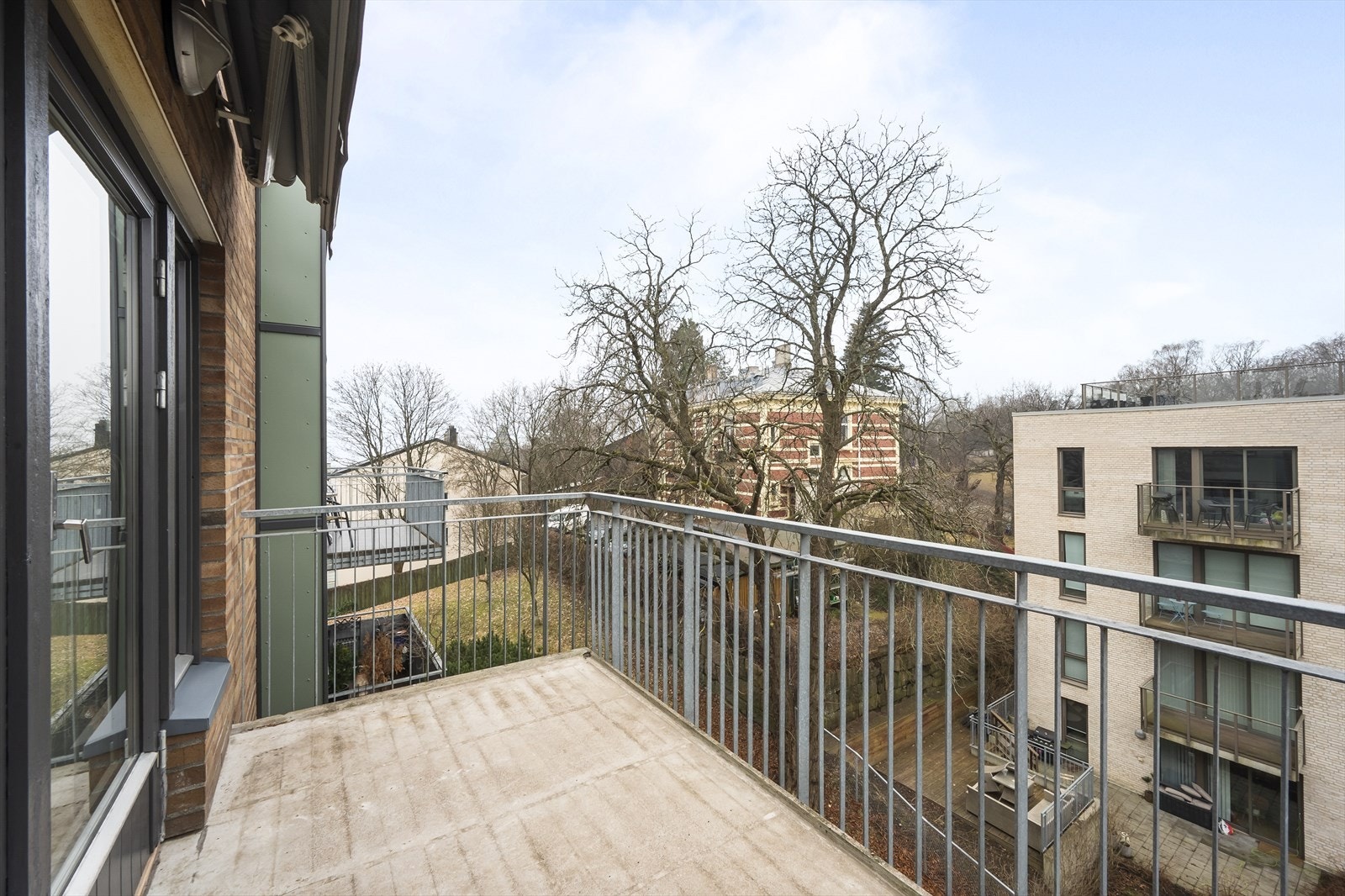 Fra stue er det utgang til vestvendt balkong med optimale solforhold og fin plass til utemøbler. Galleribilde
