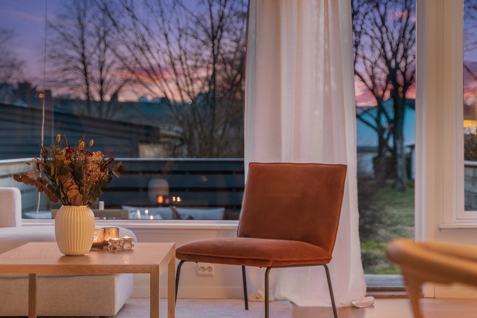 Stue med utgang til vestvendt terrasse. Galleribilde