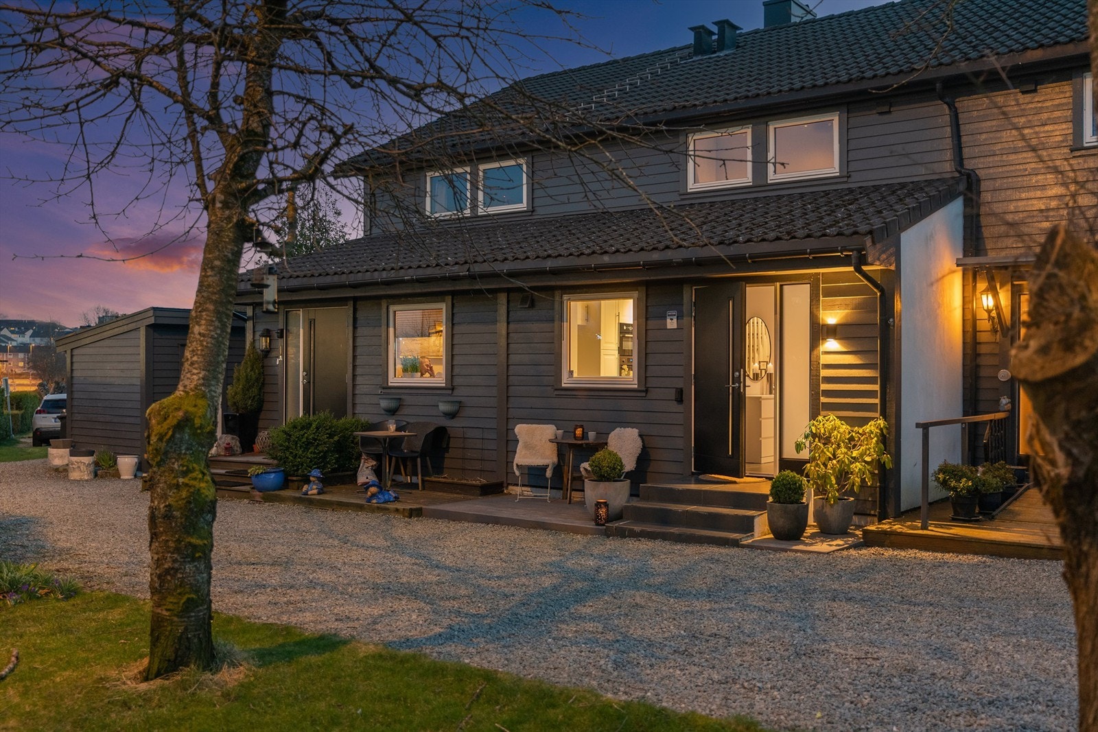 Fint rekkehus beliggende på Våland. 3 sov, romslig stue, kjellerstue.Vestvendt, solrik terrasse. Parkering m/elbil-lader. Galleribilde