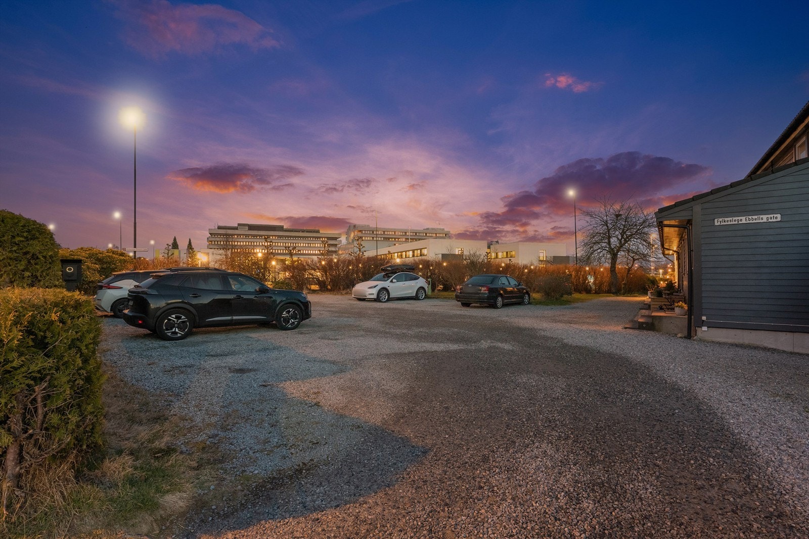 Det medfølger fast parkeringsplass like ved boligen og elbil-lader. Galleribilde