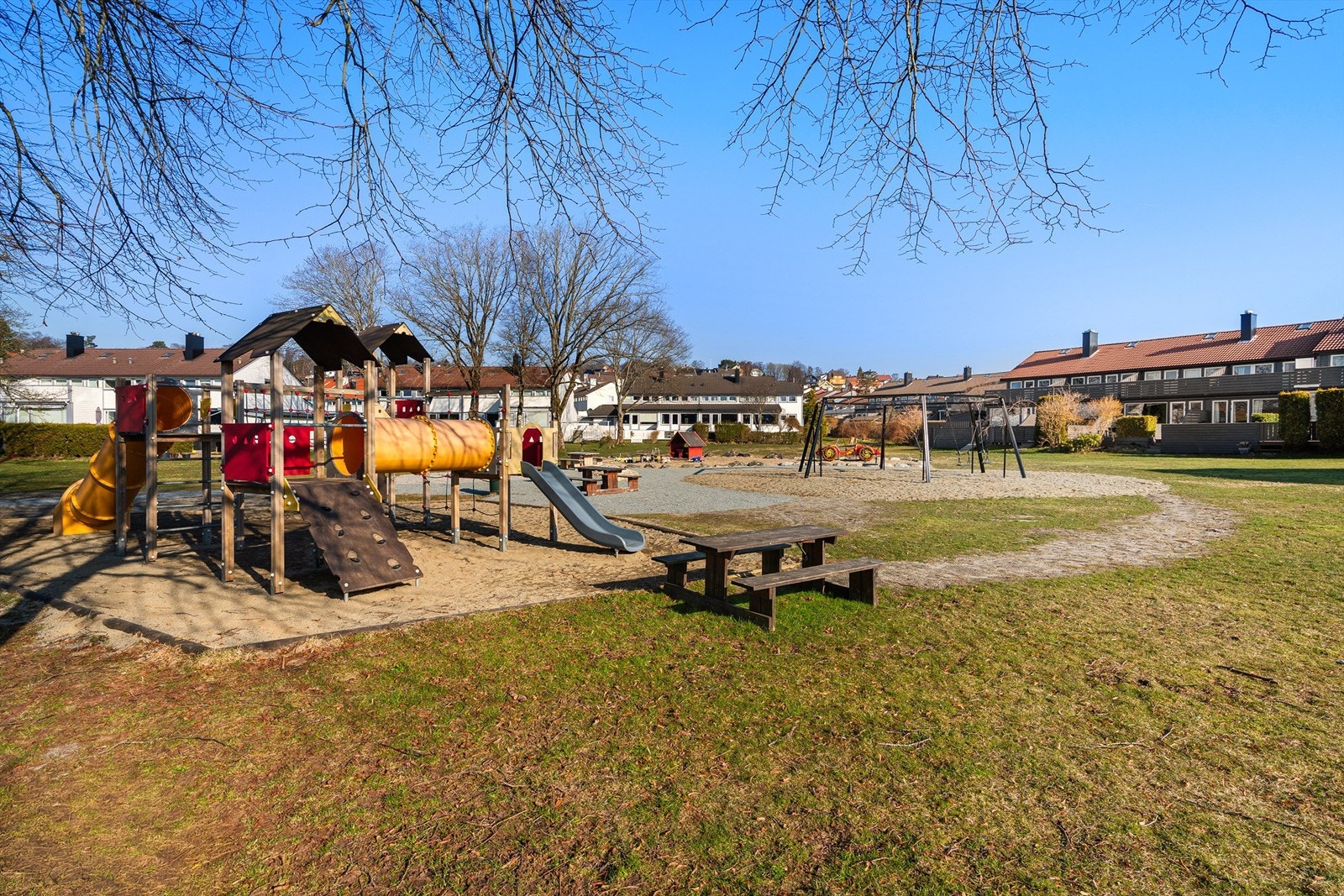 Ved grøntområde er en av områdets kjekke lekeplasser. Enkelt for de små og gå direkte fra boligen. Galleribilde