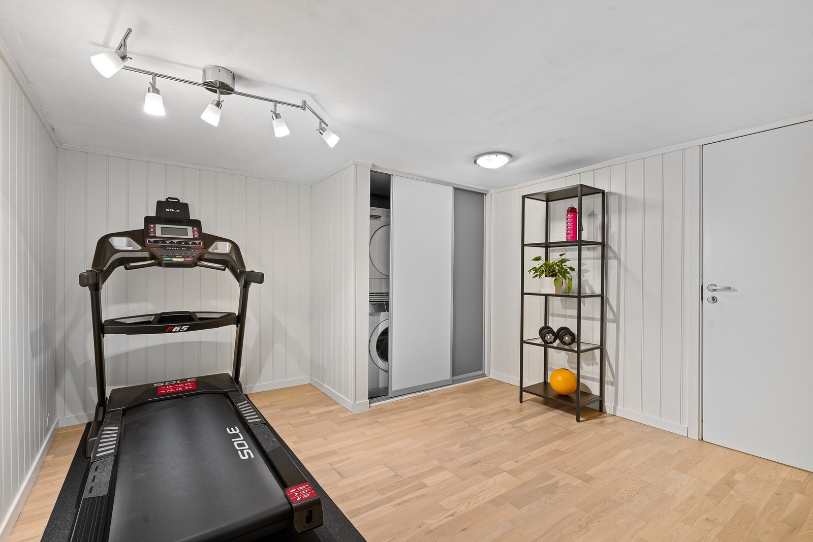 Kjelleren er innredet med kjellerstue/treningsrom. Vaskemaskin er skjult bak skyvedører i kjellerstuen.
I tillegg har man en stor bod med oppbevaringsplass.
Man har tilgang til kjeller både fra utsiden og innvendig. Galleribilde