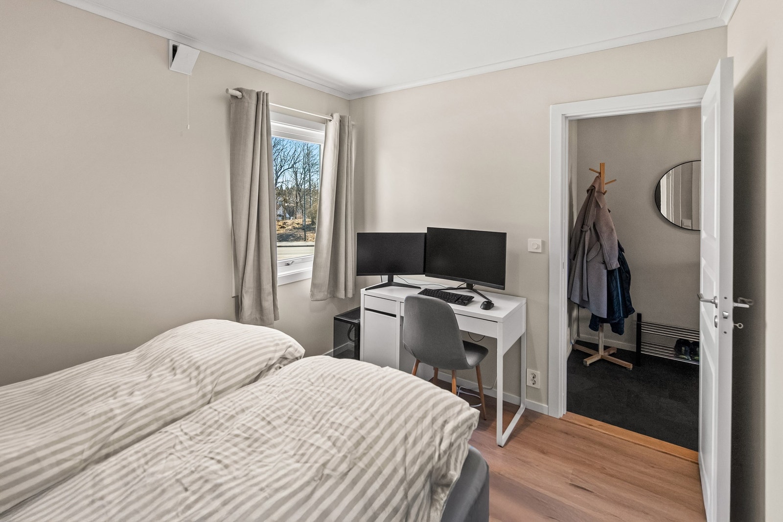 God plass for et hjemmekontor på soverommet Galleribilde