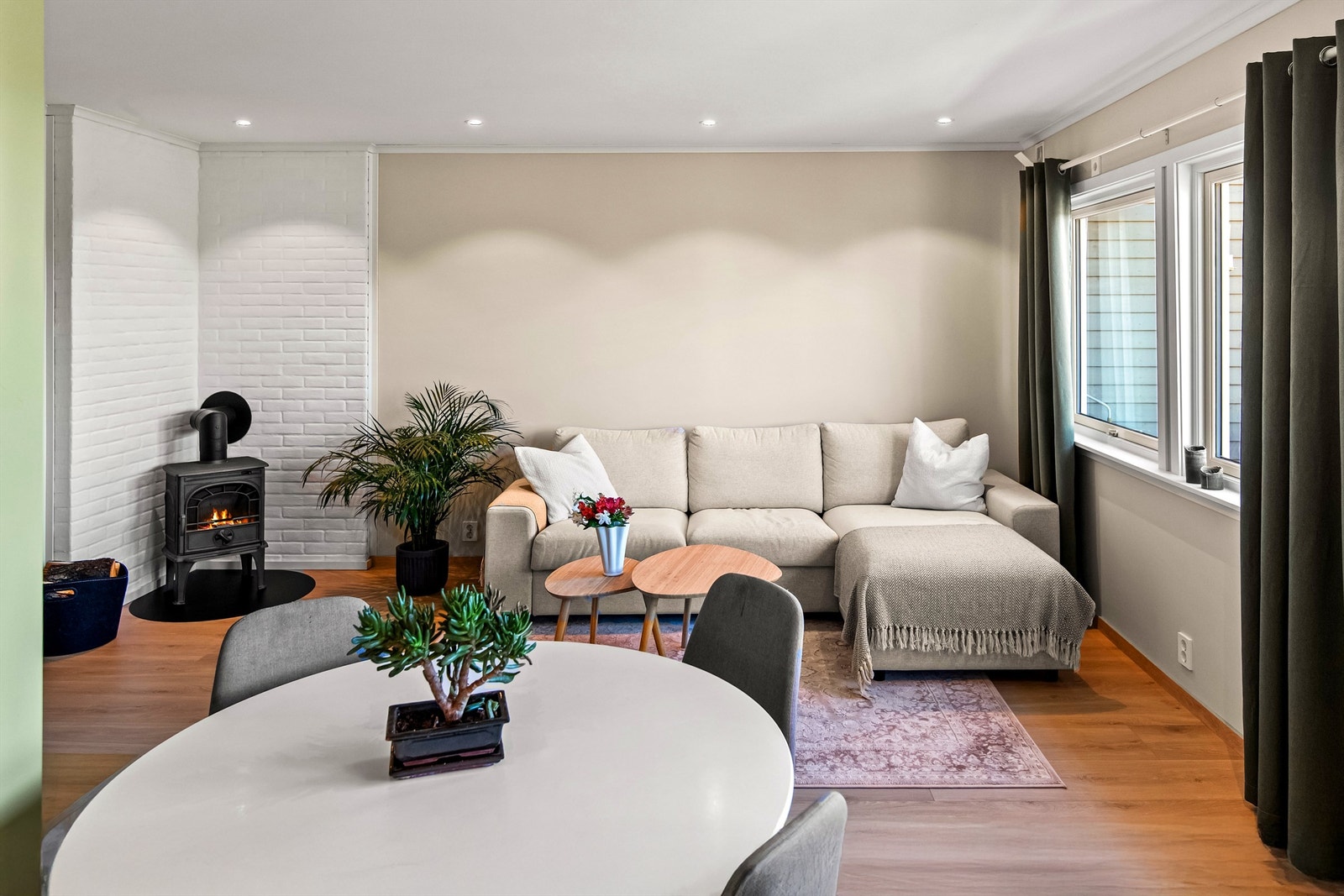 Plass til sofagruppe og spisestue i stuen Galleribilde