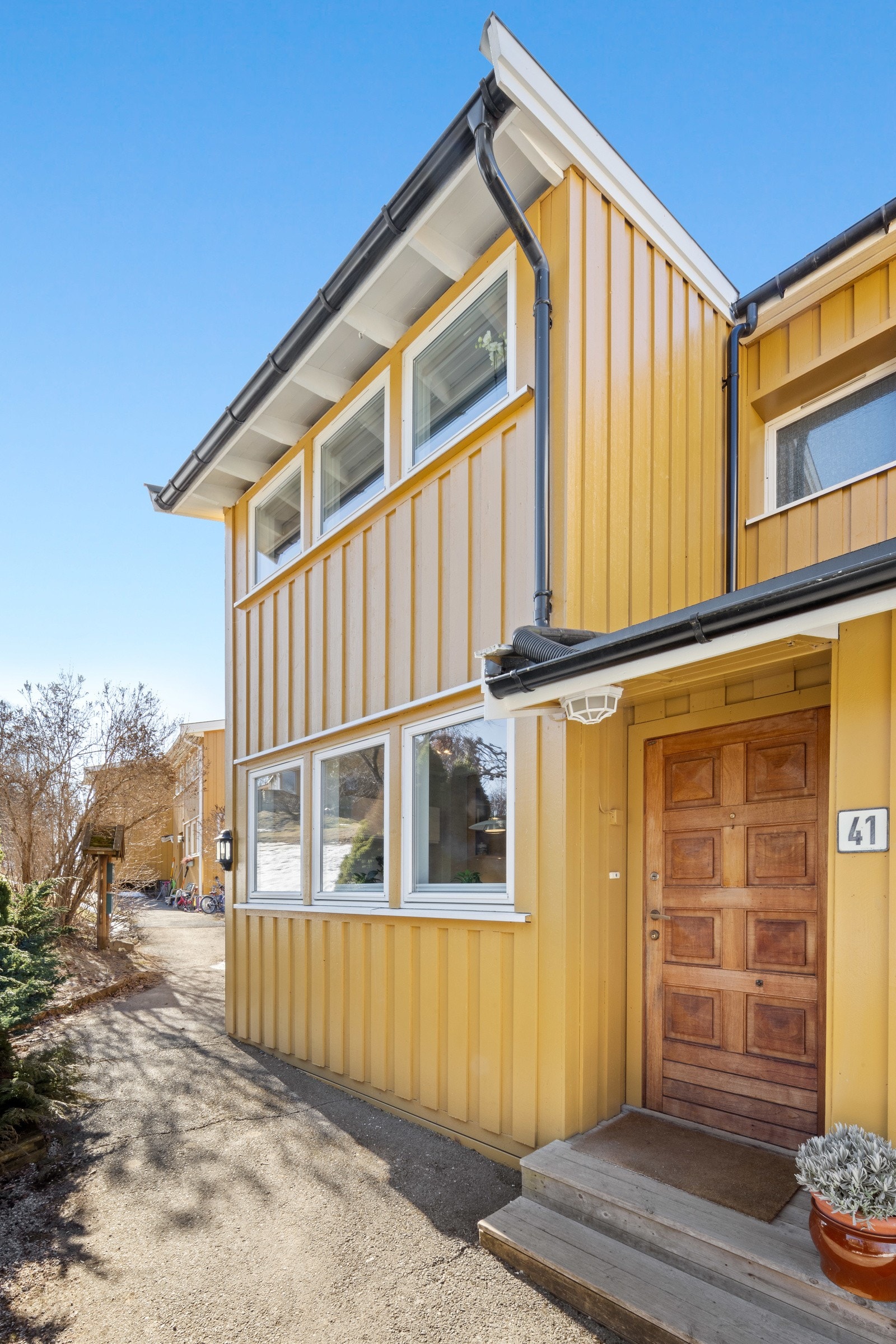 Påbygget stort enderekkehus med parkeringsmuligheter rett ved boligen Galleribilde