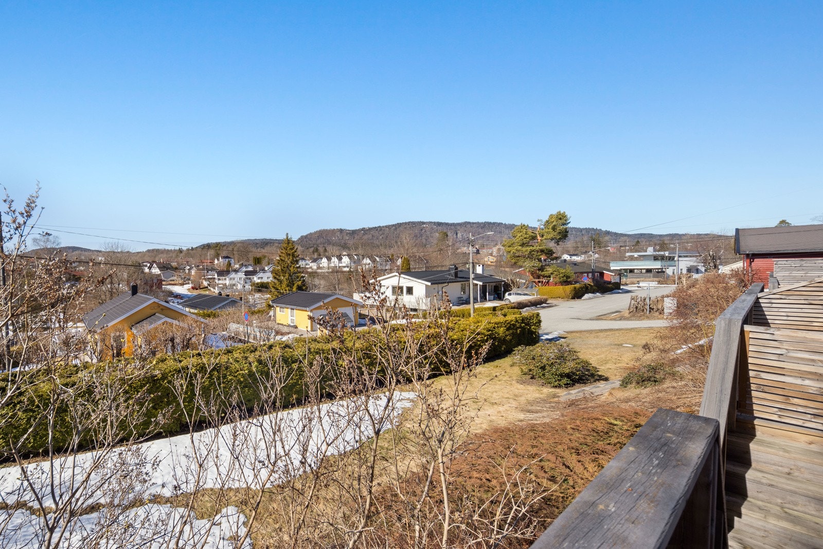 Usjenert terrasse med fantastiske solforhold og hyggelig fritt utsyn Galleribilde