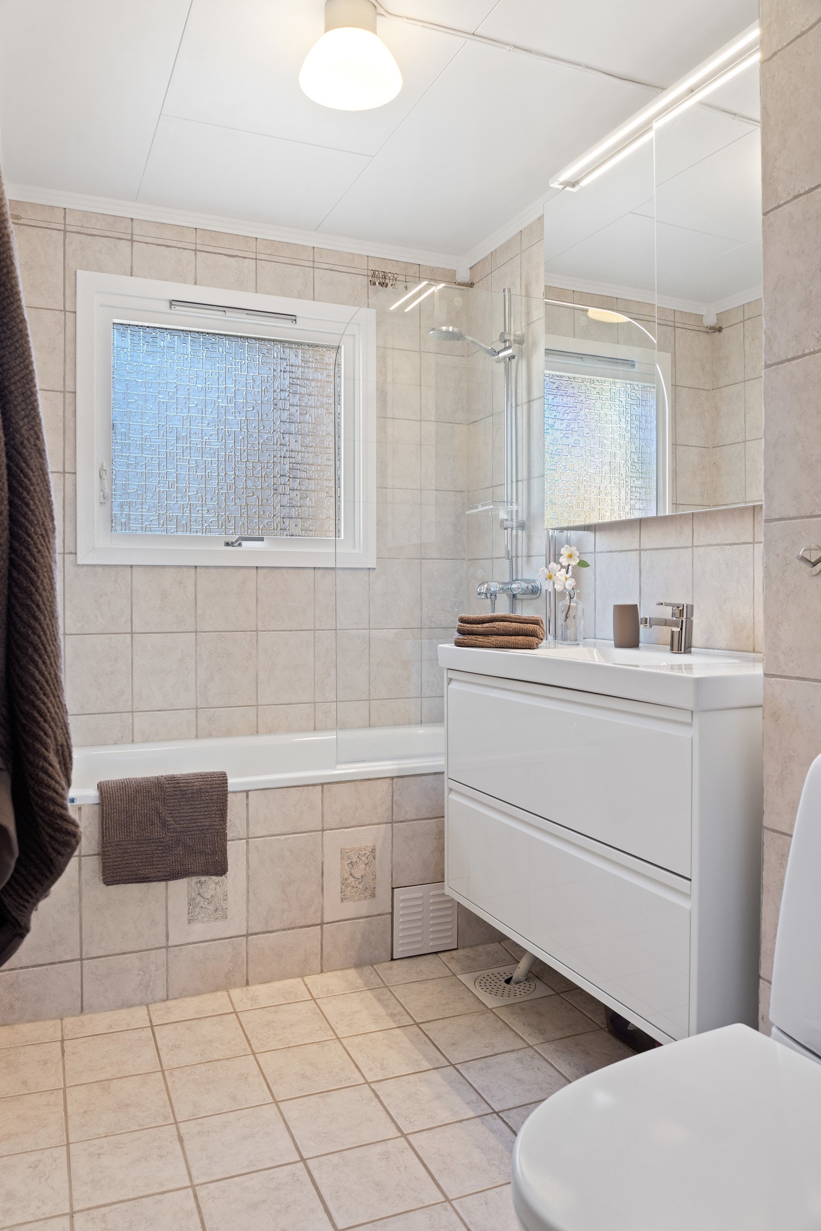 Flislagt bad med oppgraderinger i 2024 og 2025 Galleribilde