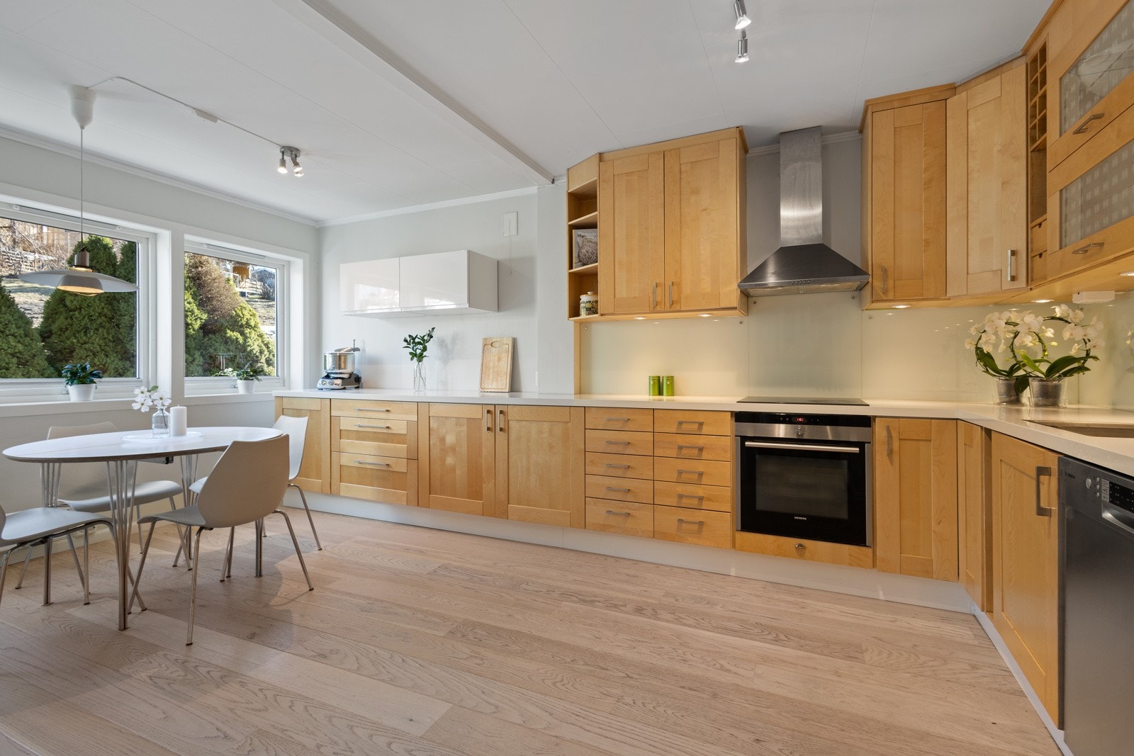 Stort kjøkken med eget kjøkkenbord Galleribilde