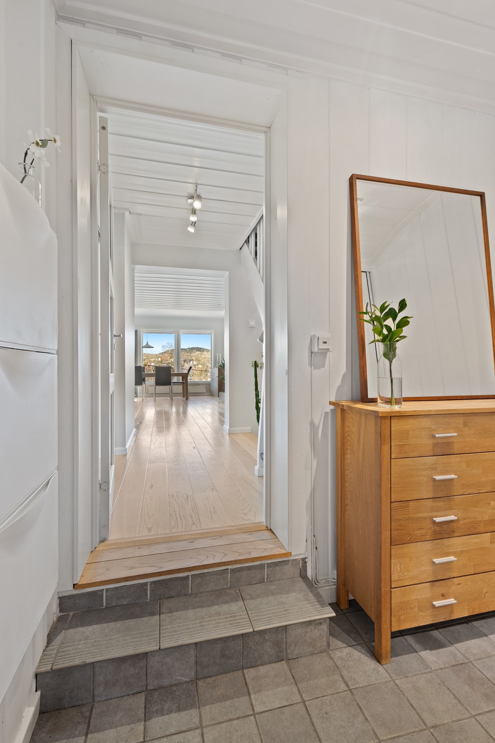 Flislagt entré med varmekabler og godt med garderobeplass Galleribilde