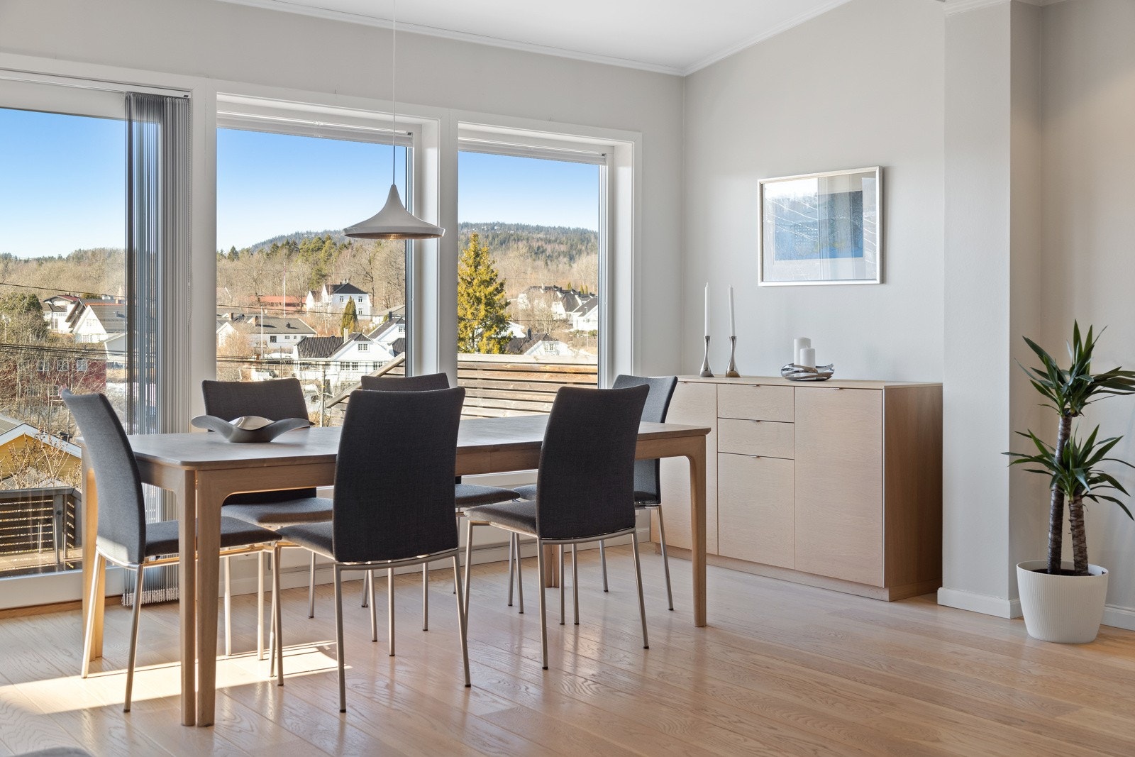 God plass til spisestue og mulighet for langbord til festlige anledninger - Innvendige solskjerming og markise Galleribilde