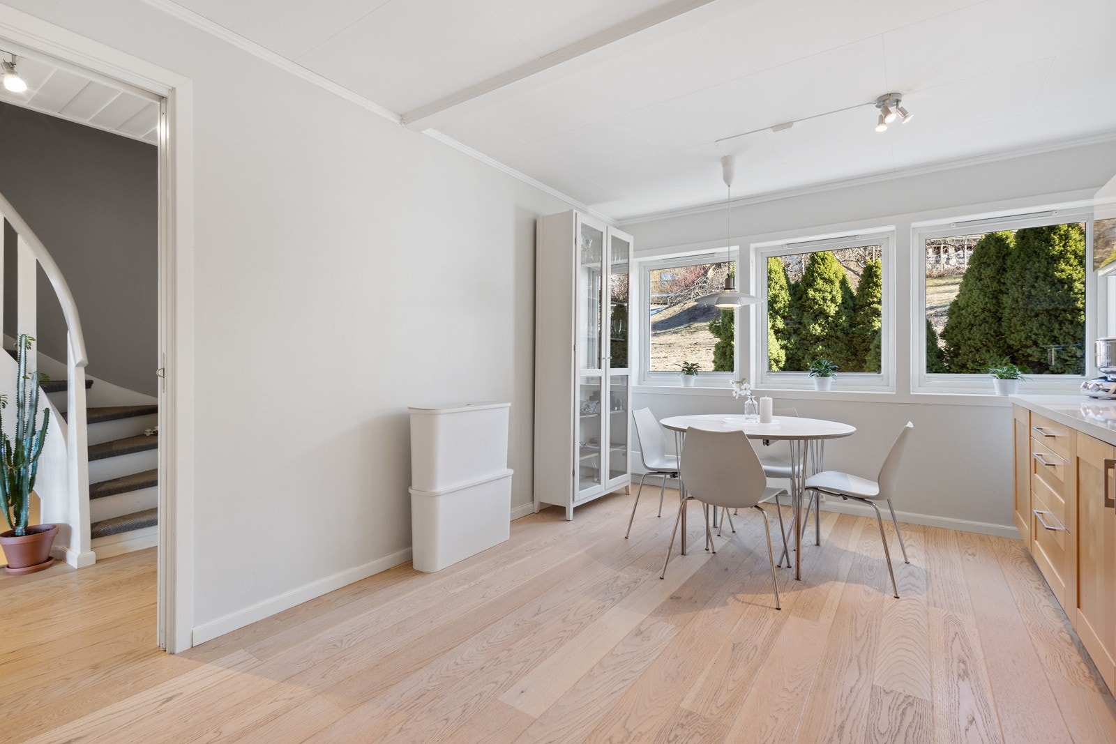 Romslig med mye naturlig lys - Kjøkkenet er i 1. etasje Galleribilde