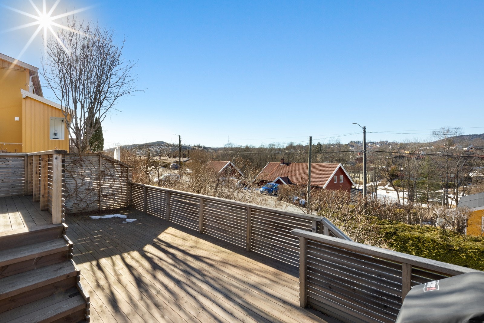 Usjenert terrasse med fantastiske solforhold og hyggelig fritt utsyn Galleribilde