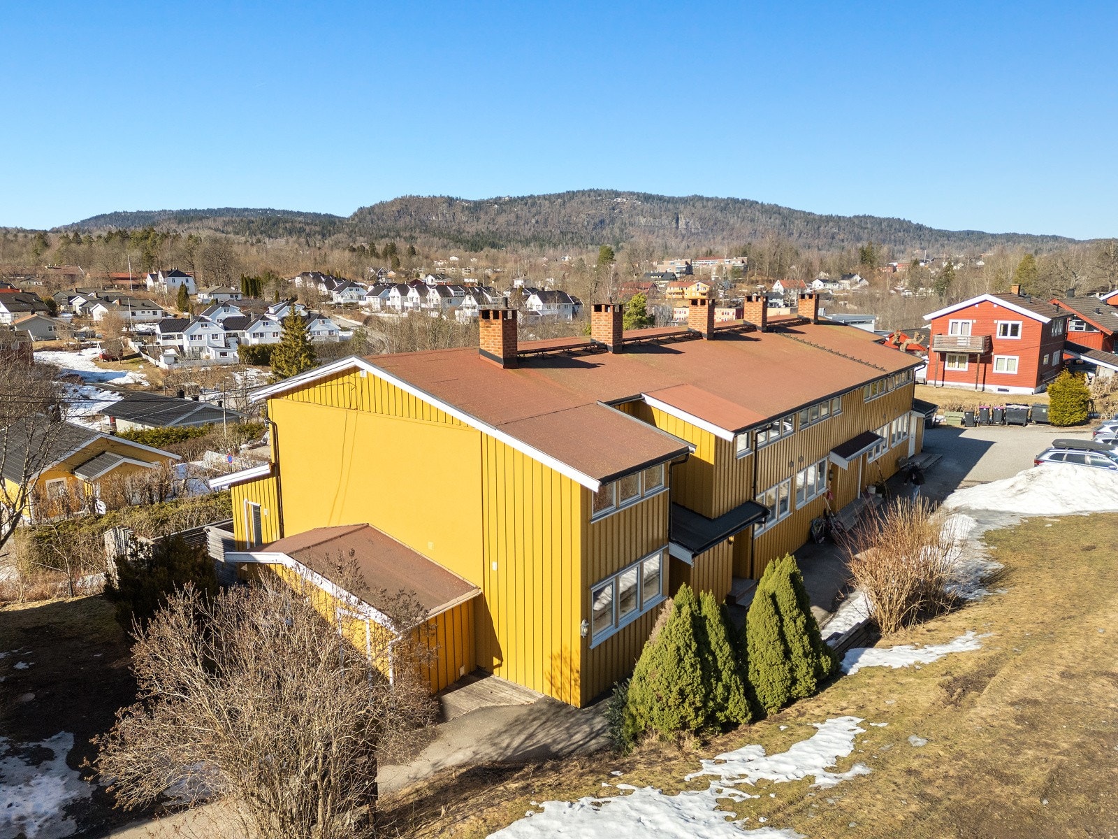 Enderekkehus med masse lagring ute og inne Galleribilde