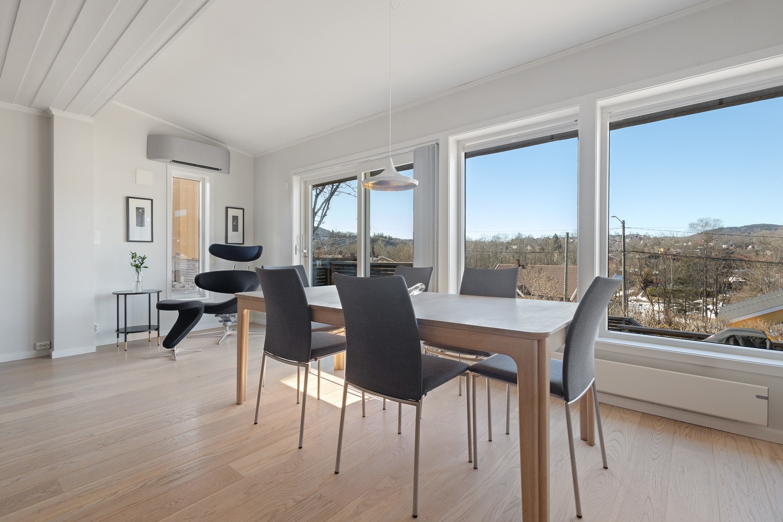 Store vindusflater og fritt utsyn - Utgang til fantastisk terrasse Galleribilde