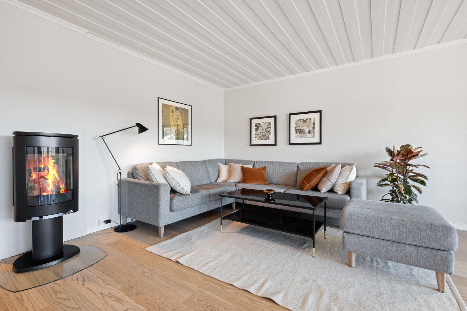 Romslig stue - Vedfyrt peisovn - Gulv fra 2014 Galleribilde