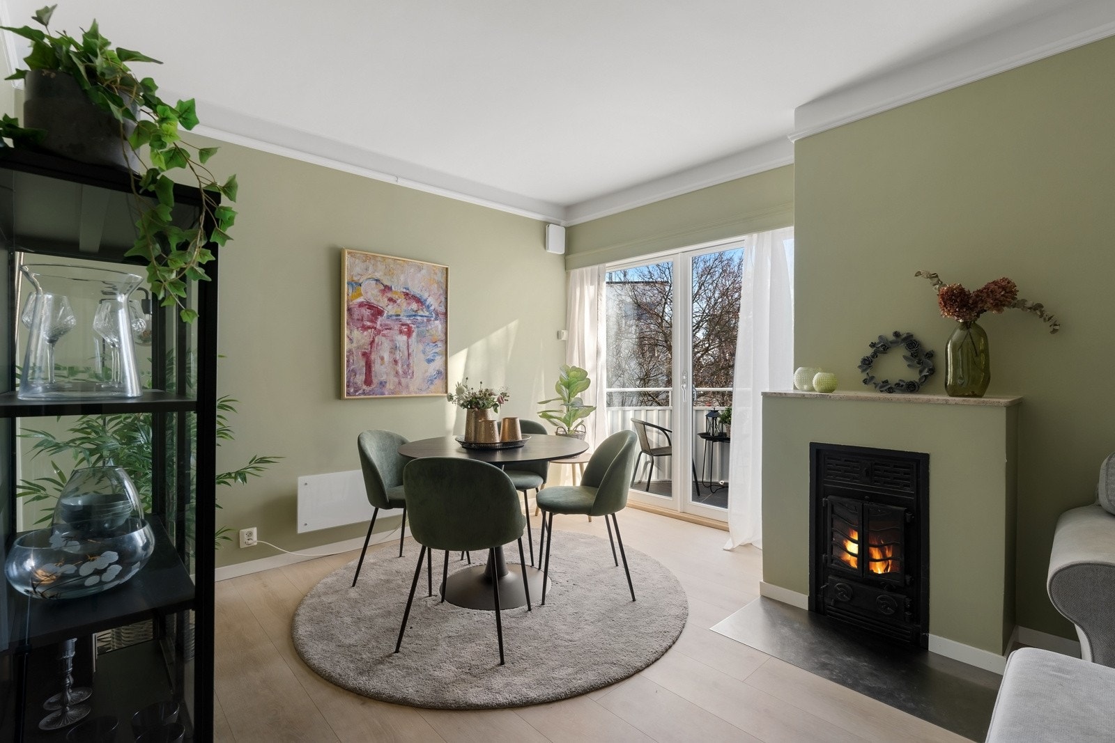 Lukket peisovn er et stemningsfullt element i rommet. Galleribilde