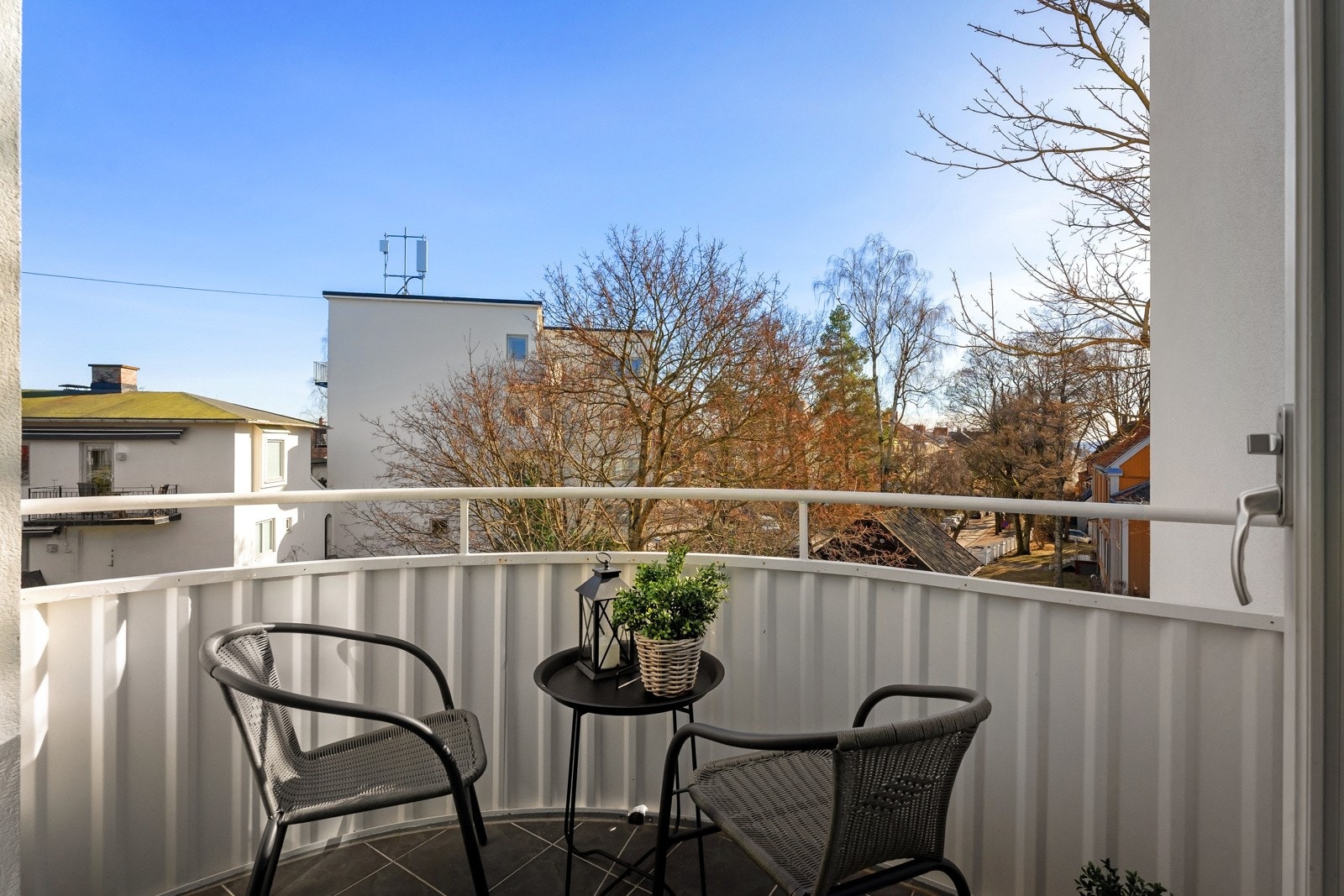 Balkongen vender mot syd og et flott grøntområde. Galleribilde