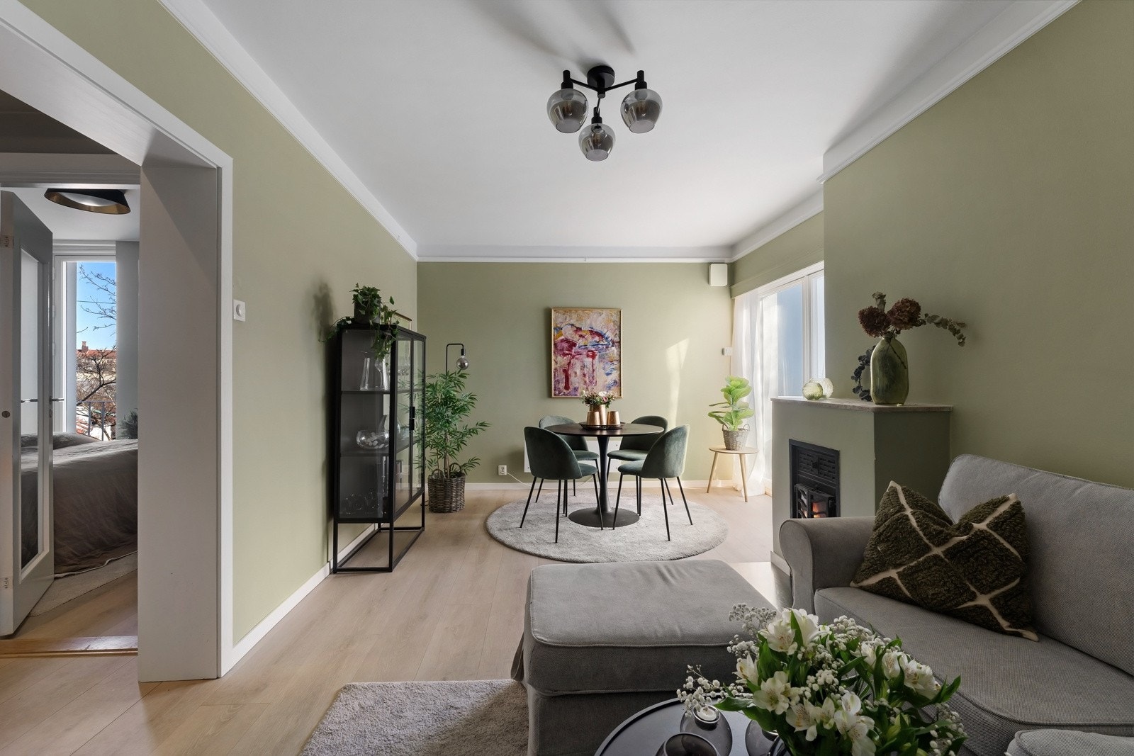Leiligheten ble omfattende oppgradert i 2023 med renovering av alle overflater. Galleribilde